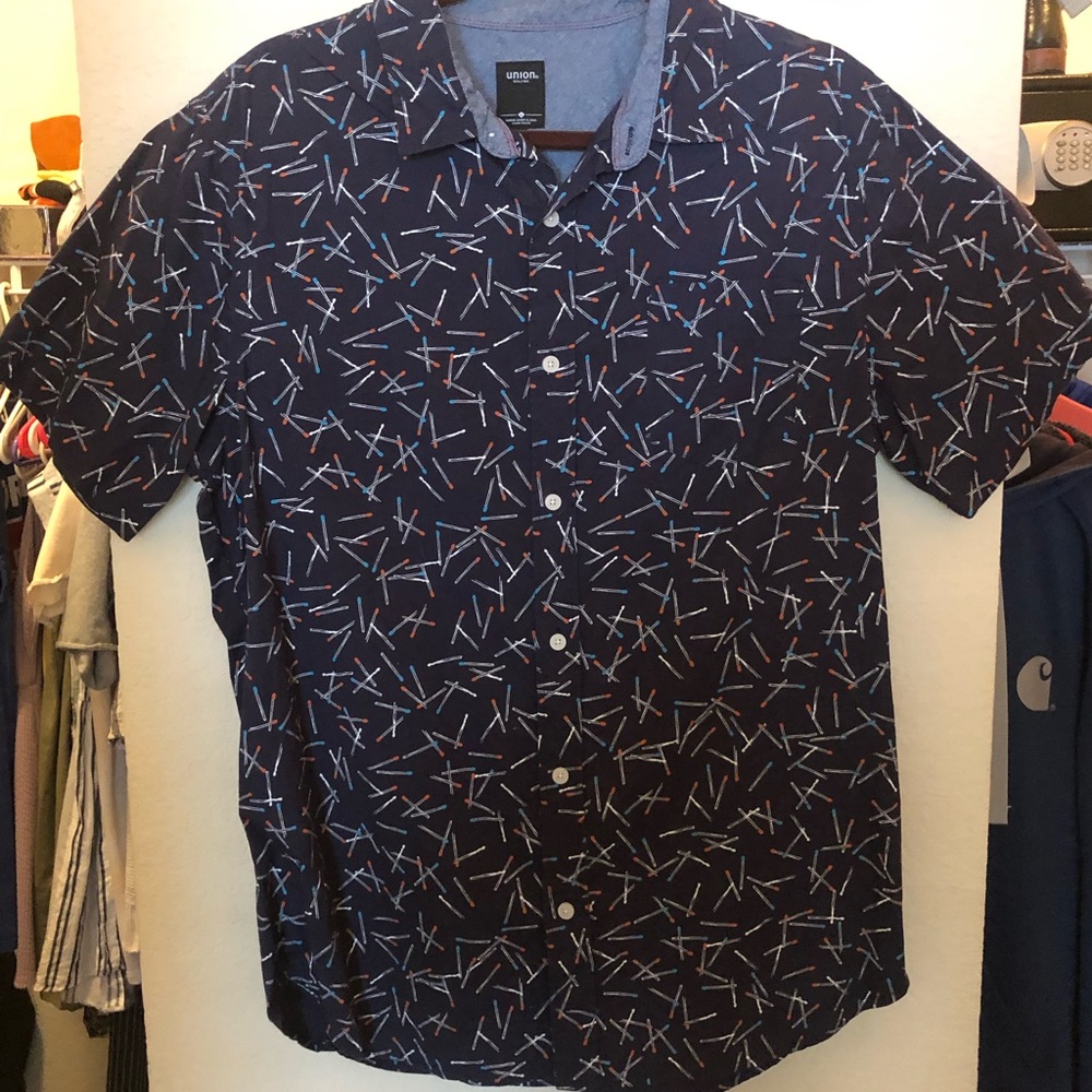 Size: Large (Men’s Button Down)